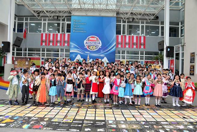 文化主題教學圍繞「食衣住行育樂」的生活主題，規畫在正式與活動課程中。（盧金足攝）