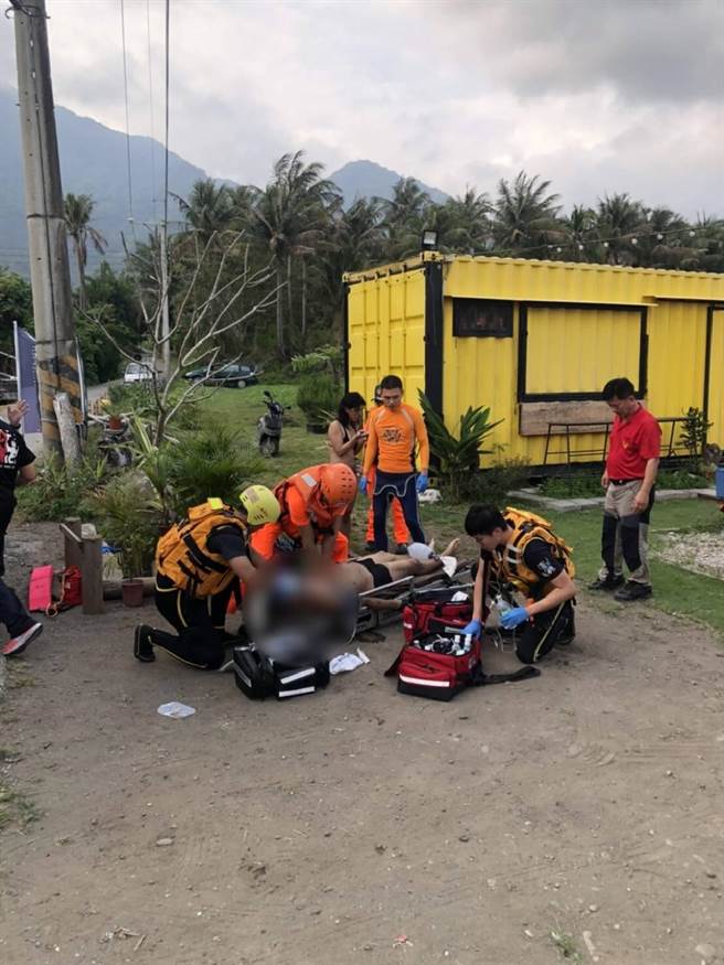 台東縣成功鎮都歷天空之鏡1日下午14時48分發生一起溺水案件，有1名年約40歲男性外籍男子遭大浪捲走。（海巡第一三岸巡隊提供／蔡旻妤台東傳真）