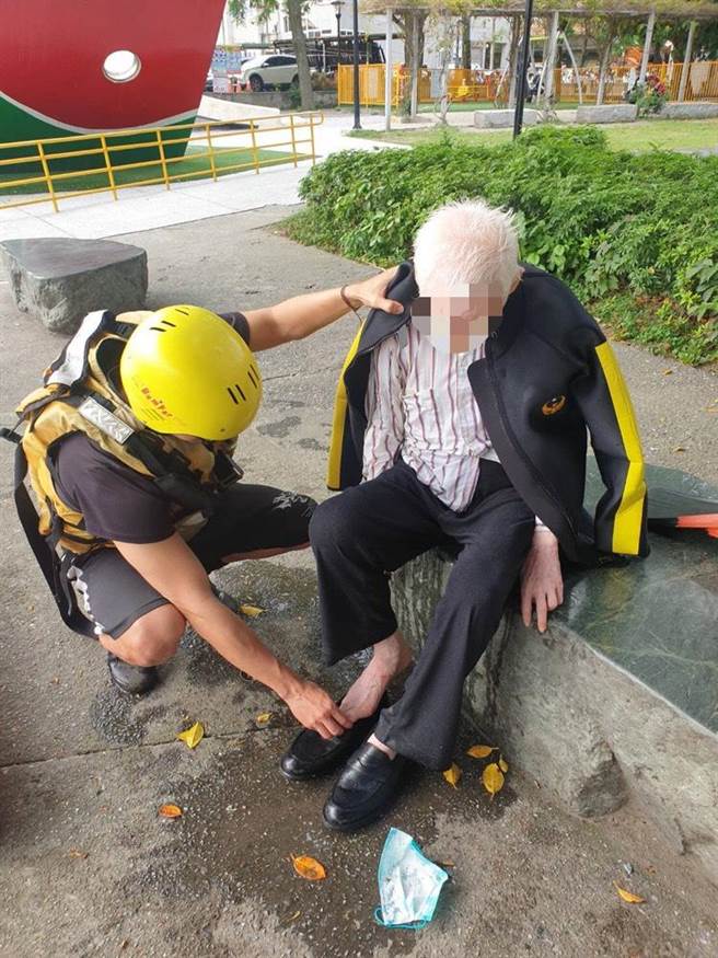 8旬阿伯失足掉入淡水河　遊客急報案（民眾提供／戴上容新北傳真）
