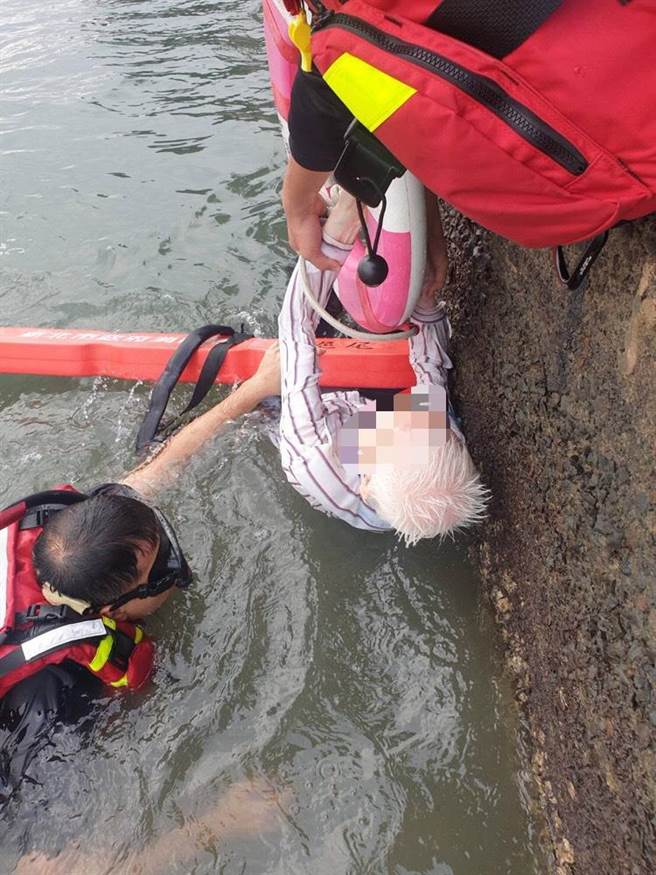 8旬阿伯失足掉入淡水河　遊客急報案（民眾提供／戴上容新北傳真）