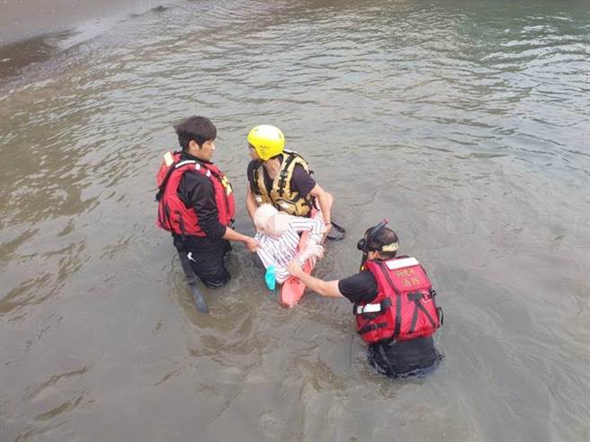 8旬阿伯失足掉入淡水河　遊客急報案（民眾提供／戴上容新北傳真）