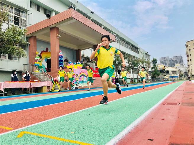 台中市立富春國小跑道落成啟用，擅長競賽的學童率先奔馳一較高下。（富春國小提供／王文吉台中傳真）