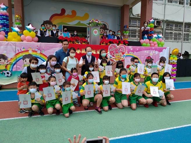 台中市立富春國小舉行兒童節慶祝活動暨跑道落成啟用典禮。（富春國小提供／王文吉台中傳真）
