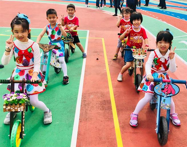 富春國小自造中心「滑步車」迎賓進場。（富春國小提供／王文吉台中傳真）