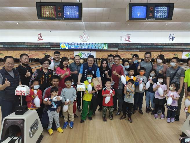 平鎮警分局為提倡同仁正當休閒活動及提前歡度兒童節，1日特別在亞運保齡球館舉辦保齡球聯誼文康活動。（平鎮分局提供／邱立雅桃園傳真）