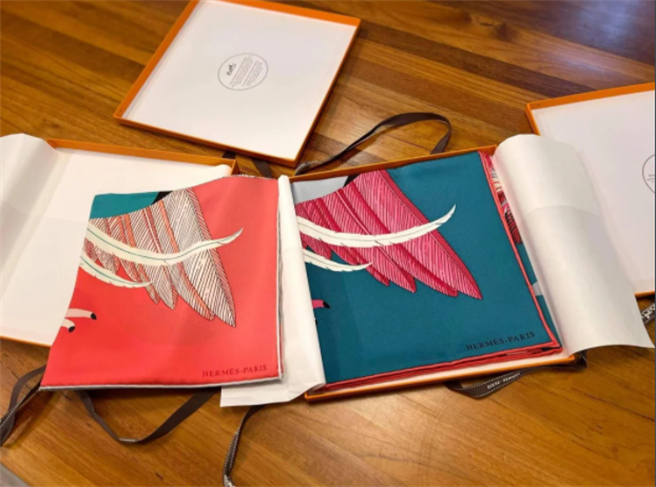 李翠萍擁有大量愛馬仕絲巾。（翻攝當事人臉書）