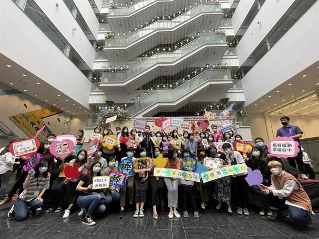 薪火傳承獎5位得主與親友團合影。(台中市政府提供／陳世宗台中傳真)