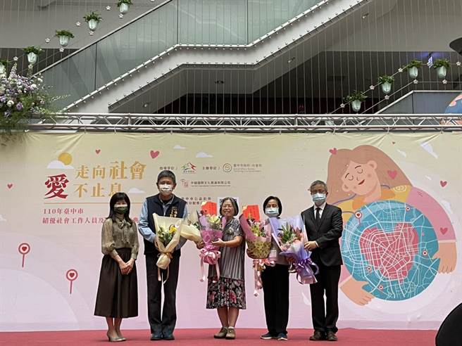 家防中心主任侯淑茹（左一）社會局長彭懷真（左二）終身成就獎得主洪月華（中）終身成就獎得主翁慧圓（右二）律師林瓊嘉（右一）。(台中市政府提供／陳世宗台中傳真)