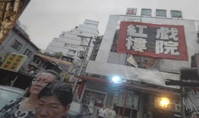 西门红楼过去周遭戏院盛行，吸引许多人潮看戏，却也时常发生火灾。(图/黄永铨先生提供)