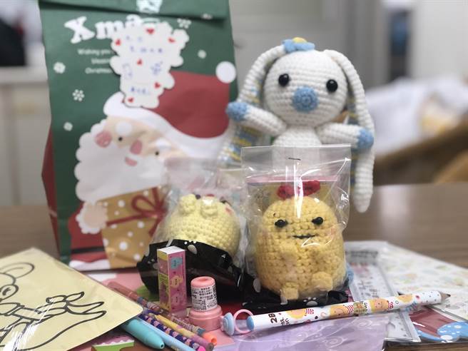 吳小姐和愛心手作伙伴，準備編織娃娃等禮物包送至衛福部苗栗醫院，希望能讓孩童開心，減緩生病住院的不舒適。（苗栗醫院提供／何冠嫻苗栗傳真）