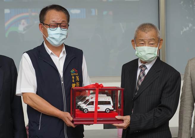 台中市大里区南昌精密工业股份有限公司董事长曾木林（右），1日捐赠一辆4百多万的救护车给台中市消防局第三大队国光分队使用，由台中市消防局局长曾进财代表接受。（黄国峰摄）