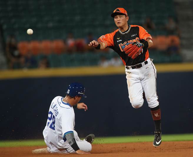 統一獅隊當家游擊手林祖傑（右）因腳傷下二軍，今天傳來已開始練球的消息。（資料照，鄭任南攝）