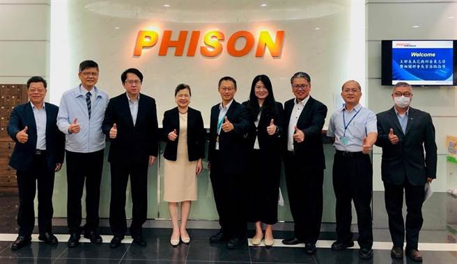 經濟部長王美花攜立法院經濟委員會委員邱志偉與相關部會參訪群聯電子。（圖／業者提供）