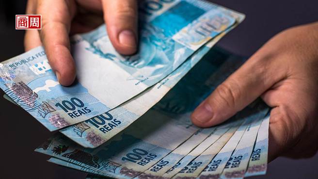 後疫情時代，各國撒錢一整年，市場已開始擔憂通膨再起。投資股票比例， 應科技股、景氣循環股各半。(來源．Dreamstime)