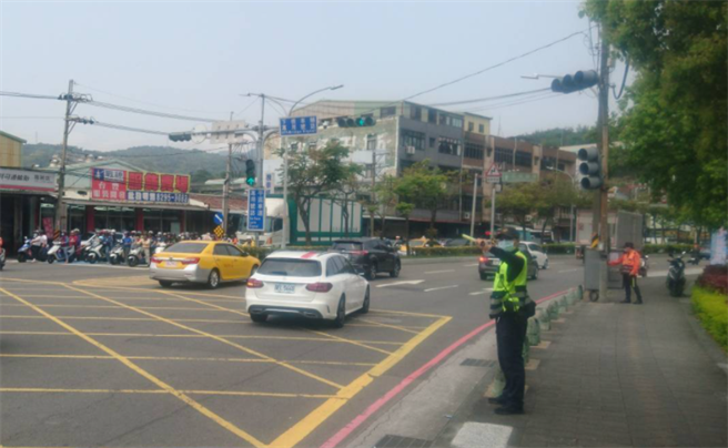 新北市警局因应清明连假加强交通疏导。（新北市交通警察大队提供）