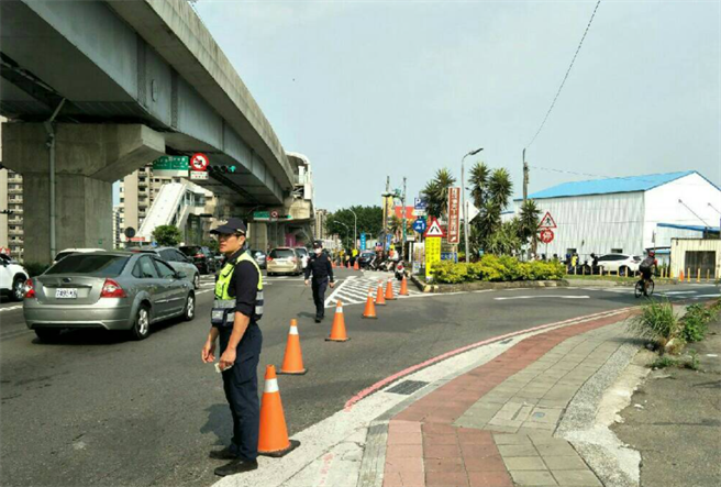 新北市警局因应清明连假加强交通疏导。（新北市交通警察大队提供）