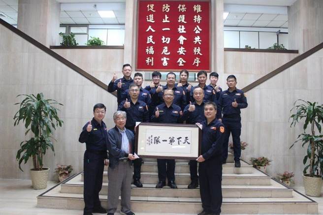 中華民國書學會副會長龔朝陽親撰「天下第一隊」的書法作品鼓勵保大員警。(翻攝照片／林郁平台北傳真）