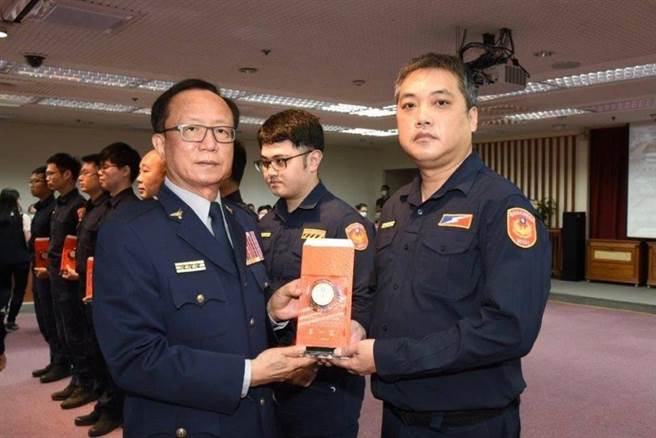 台北市警察局長頒贈「勇跤蹄」破案茶跟咖啡給有功員警。(翻攝照片／林郁平台北傳真）