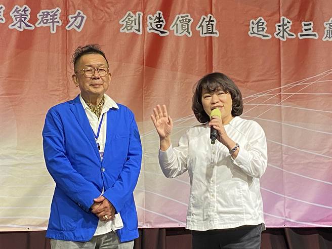嘉义市长黄敏惠盛讚林文村董事长（左）创立嘉义县民雄头桥工业区厂商联合协进会。