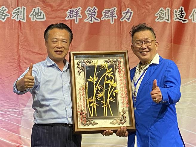 嘉义县长翁章梁（左）祝贺林文村董事长（右）荣任第一届嘉义县民雄头桥工业区厂商联合协进会理事长。（廖素慧摄）