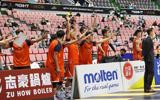 桃园璞园1日竟然拿到本季首度3连胜，也追近跟九太之间胜差。(中华篮协提供)