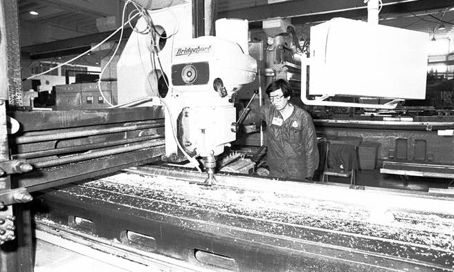 1989年4月11日國人自製、由中山科學研究院航空中心製造經國號戰機(IDF)零組件外包機工廠。(王興田攝)