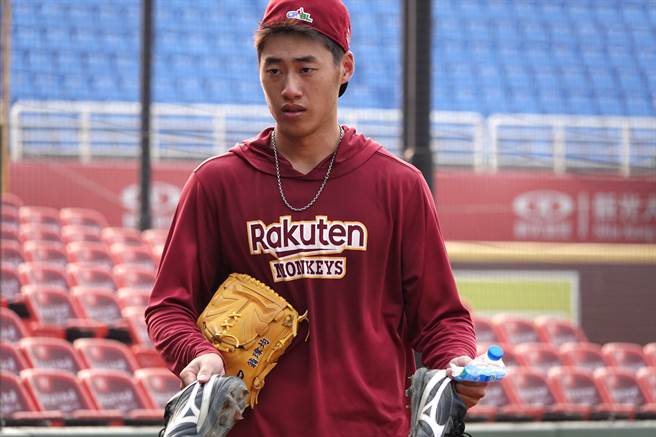 乐天桃猿投手翁玮均去年季后动刀清除骨刺，导致今年开季较慢。（毛琬婷摄）
