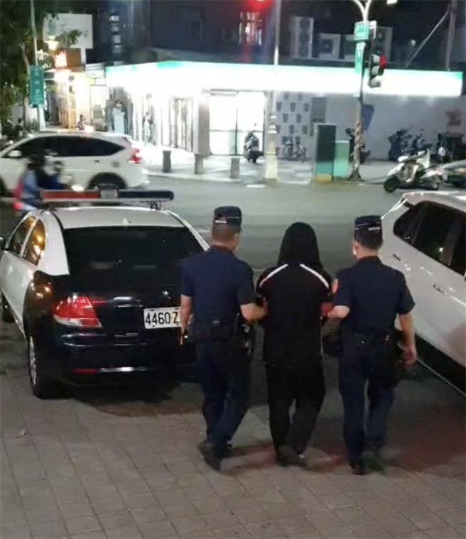 陈男（中）涉嫌软禁周女，还向她施暴。（柯宗纬翻摄）