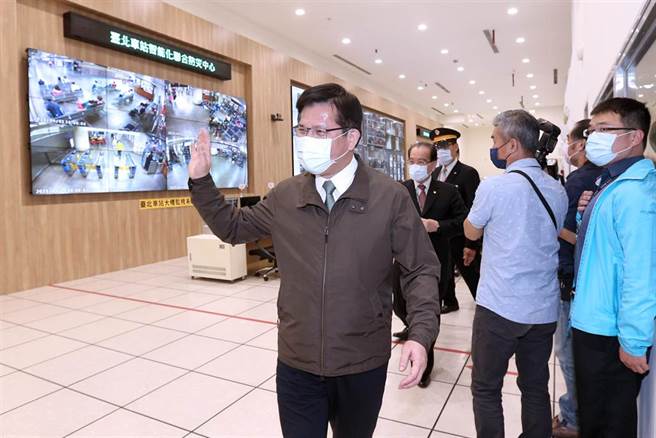 林佳龍（左）視察台北車站聯合防災中心，並聽取雙鐵疏運簡報。（黃世麒攝）