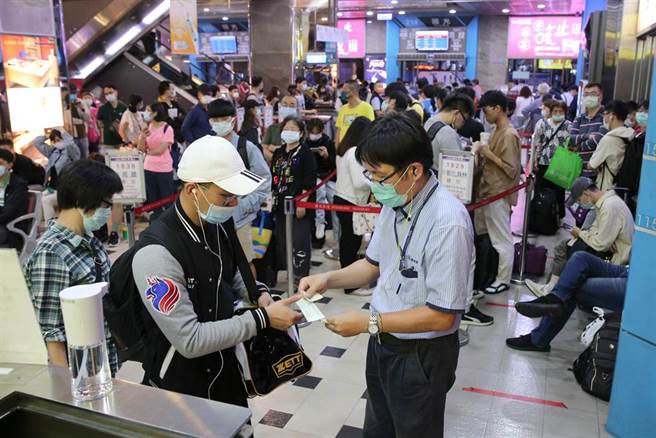 台北轉運站1日下午就湧現返鄉人潮，大批民眾準備返鄉過節。（黃世麒攝）