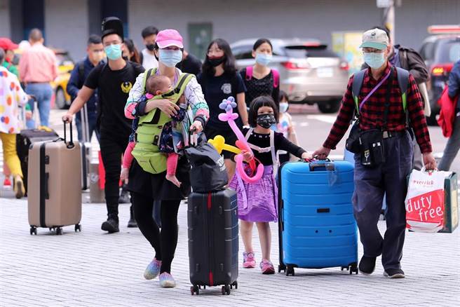 台北車站1日下午就出現返鄉人潮，民眾拖著行李箱，攜家帶眷返鄉過節。（黃世麒攝）