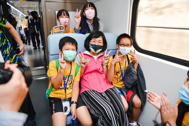 苏巧慧也邀集70多位树林乡亲共乘，并和育德国小 40 位学生玩起有奖徵答。（苏巧慧提供）