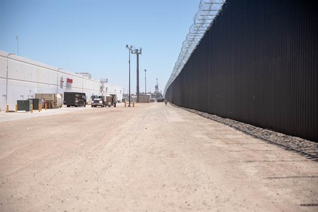 人蛇集團為讓人成功偷渡，竟將2名厄瓜多幼童自高聳的美墨邊界圍牆頂拋進美國境內。(圖/DVIDS)