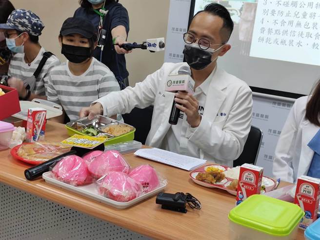 茂盛醫院執行長李俊逸指出，在飛機上吃飯時全程靜默不講話，可自行攜帶餐具。（張妍溱攝）