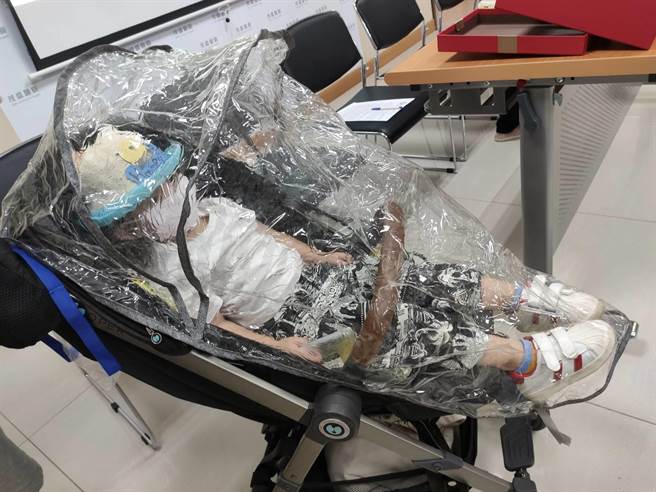 醫師教導親子防疫妙招，娃娃車可用透明罩防護。（張妍溱攝）