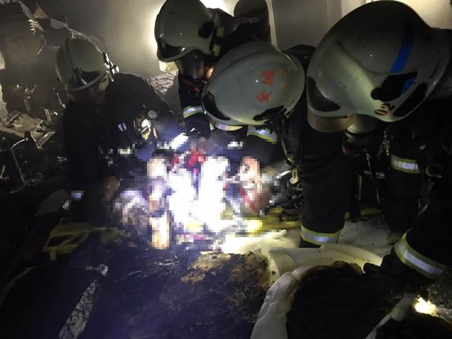 縣消防局緊急出動7車28人趕往撲滅，起火原因和詳情由警消漏夜調查處理。（金門縣消防局提供）