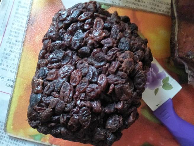 原PO開封後放到冷藏保存，沒想到葡萄乾「團結力量大」黏成一大塊，讓她哭笑不得。(圖／Costco好市多 商品經驗老實說)