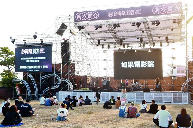 垦丁春吶成往事，「台湾祭」时代正式来临，并且抢先清明连假开跑，海选菁英独立乐团1日率先开唱，令人沉醉在垦丁摇摆的青春感。（谢佳潾摄）