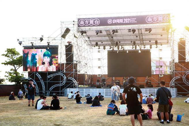 垦丁春吶成往事，「台湾祭」时代正式来临，并且抢先清明连假开跑，海选菁英独立乐团1日率先开唱，令人沉醉在垦丁摇摆的青春感。（谢佳潾摄）