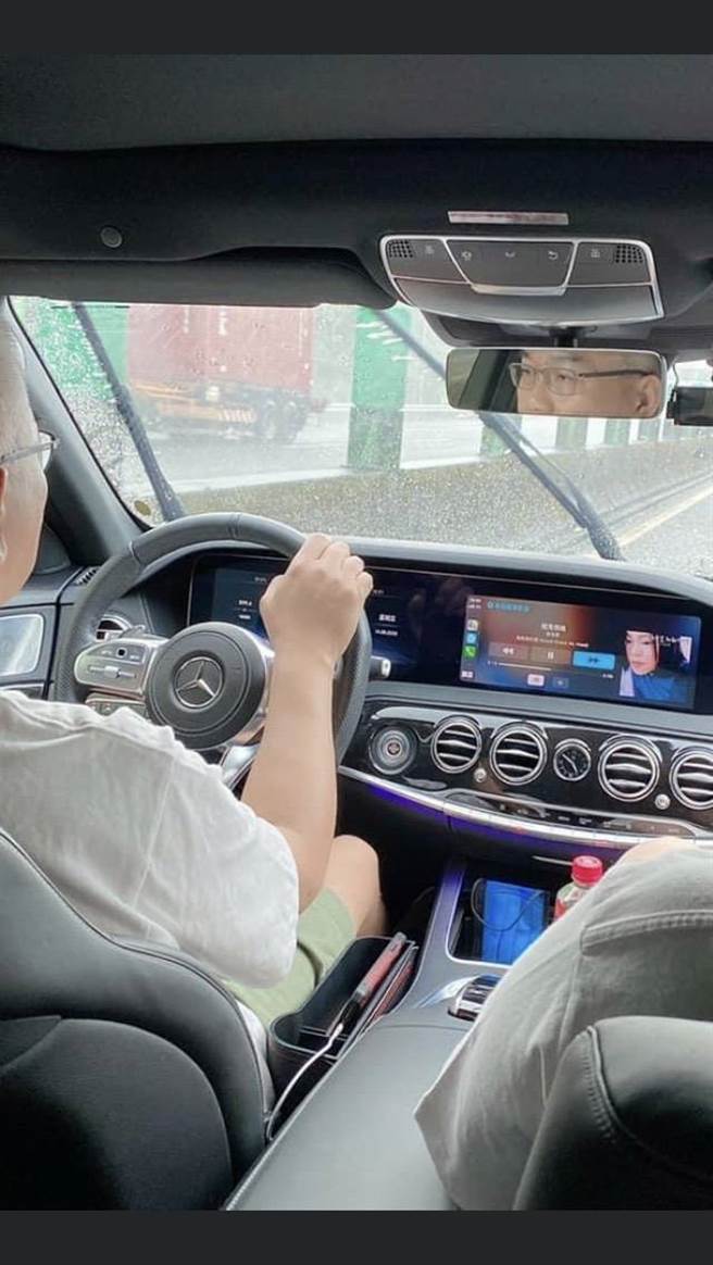 李翠萍於臉書發出丈夫徐宿良駕駛賓士的照片。（翻攝當事人臉書）