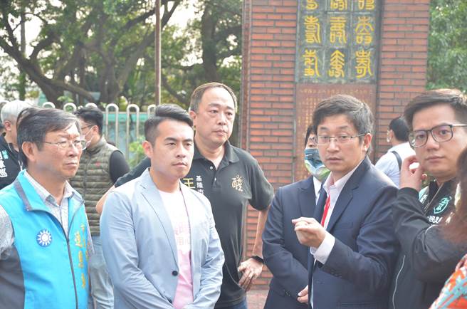 立委邱臣远、蔡适应等人一同到场会勘，要求台铁尽速改善。（立委蔡适应提供／陈彩玲基隆传真）