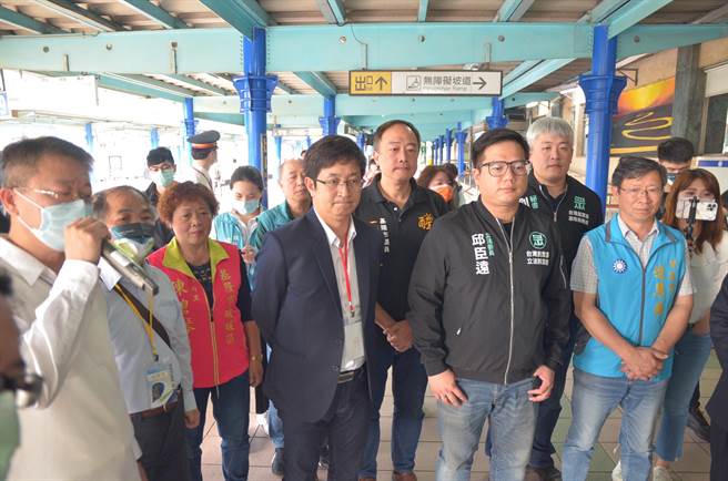 立委邱臣远、蔡适应等人一同到场会勘，要求台铁尽速改善。（立委蔡适应提供／陈彩玲基隆传真）