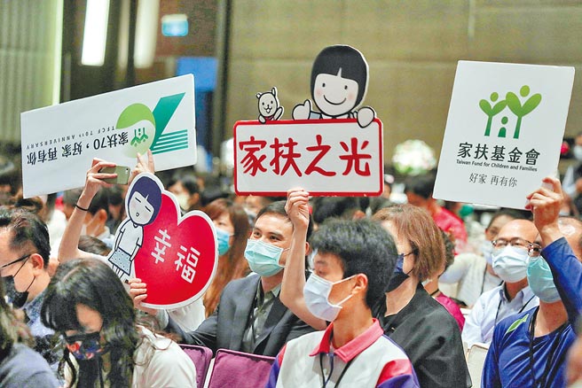 蔡英文總統昨天出席「110年全國社會工作專業人員表揚頒獎典禮」（總統府提供）