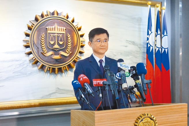 6.5公斤安毒遺失案，衍生調查官藏數百萬元案外案，檢調除追共犯也要查資產來源，是否與他偵辦過其他案件有關，副局長黃義村昨舉行記者會說明。（陳志賢攝）