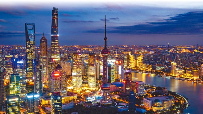 胡潤百富的報告指出，在大陸一線城市要達到入門級財富自由，門檻為1900萬元人民幣，超過8000萬台幣。圖為上海陸家嘴夜景。（新華社）