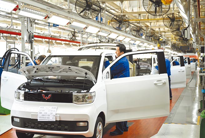 大陸《十四五規畫》將「加快發展方式綠色轉型」單獨成篇。圖為廣西一家汽車企業工人在新能源汽車生產線上忙碌。（新華社）