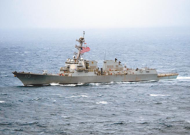 各国军舰不断通过台海，图为日前美舰勃克级驱逐舰芬恩号（DDG 113），由北向南航通过台湾海峡。（摘自美国太平洋舰队脸书）