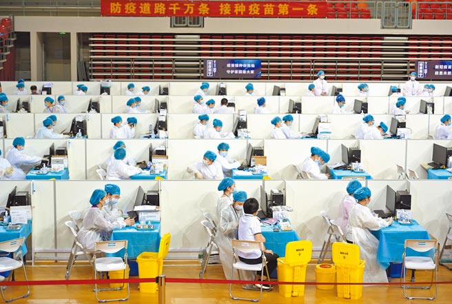 大陸已開放所有在大陸的台灣人，都可預約接種大陸疫苗。圖為廣西體育中心大型新冠病毒疫苗臨時接種站。（中新社）