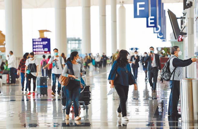 两岸正考虑有关疫苗互认。香港则宣布，4月1日起统一从大陆、澳门及台湾抵港人士，需要在抵港时或抵港第2天及第12天接受检测。（中新社）