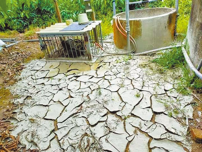 台南市楠西區農民原本抽溪水灌溉，這半年來溪水量少又混濁，抽起來都是泥沙，馬達都燒壞了。（楊沁涓提供／劉秀芬台南傳真）